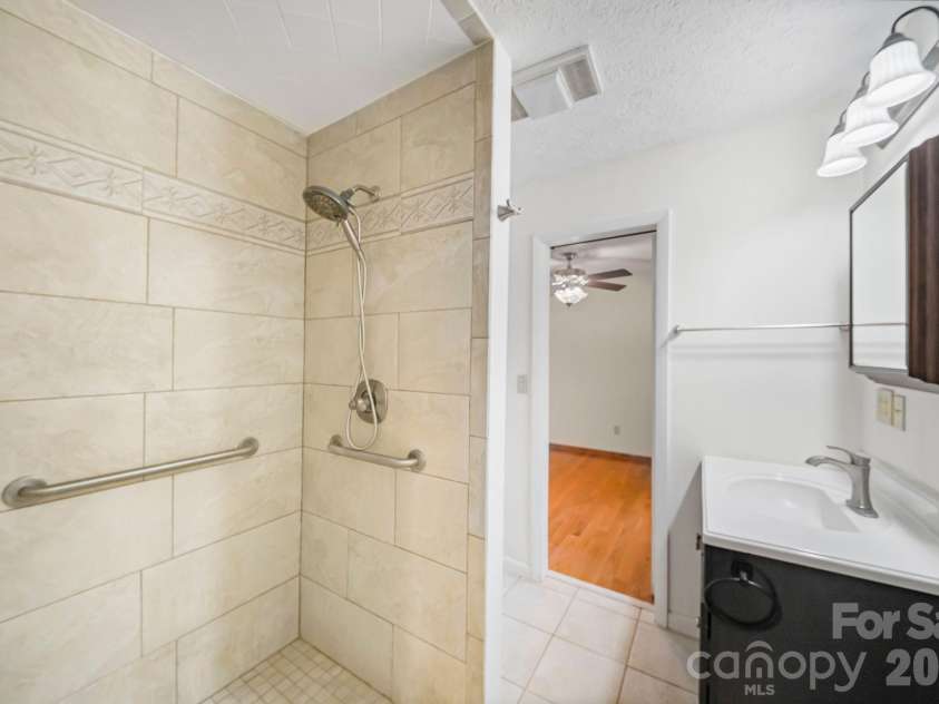 25 Mezzo Cove, Asheville, NC 28804.  MLS# CAR4308363, YatesRealty ID 13232. Primary bathroom
