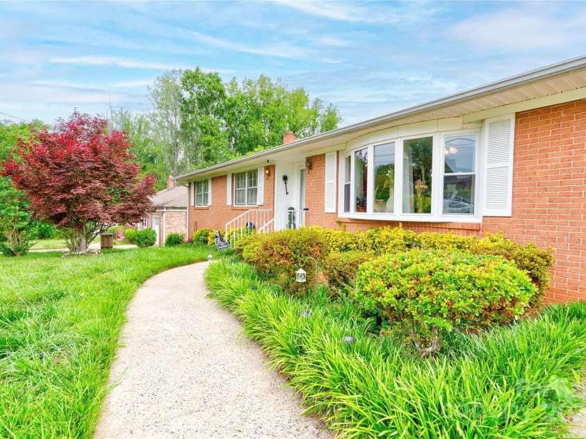 109 Ashley Street, Shelby, NC 28150.  MLS# CAR4256625, YatesRealty ID 13239. Front Walk