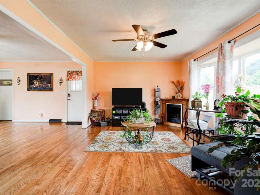 109 Ashley Street, Shelby, NC 28150.  MLS# CAR4256625, YatesRealty ID 13239. Living Room