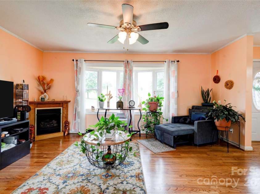109 Ashley Street, Shelby, NC 28150.  MLS# CAR4256625, YatesRealty ID 13239. Living Room