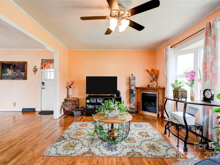109 Ashley Street, Shelby, NC 28150.  MLS# CAR4256625, YatesRealty ID 13239. Living Room