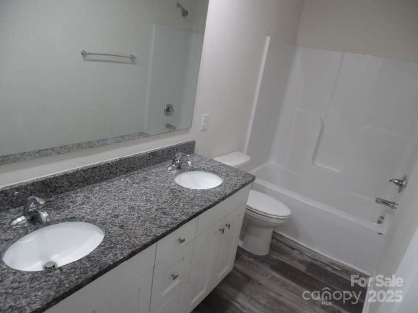 586 30th Avenue Circle, Hickory, NC 28601.  MLS# CAR4225668, YatesRealty ID 1324. Bathroom #1