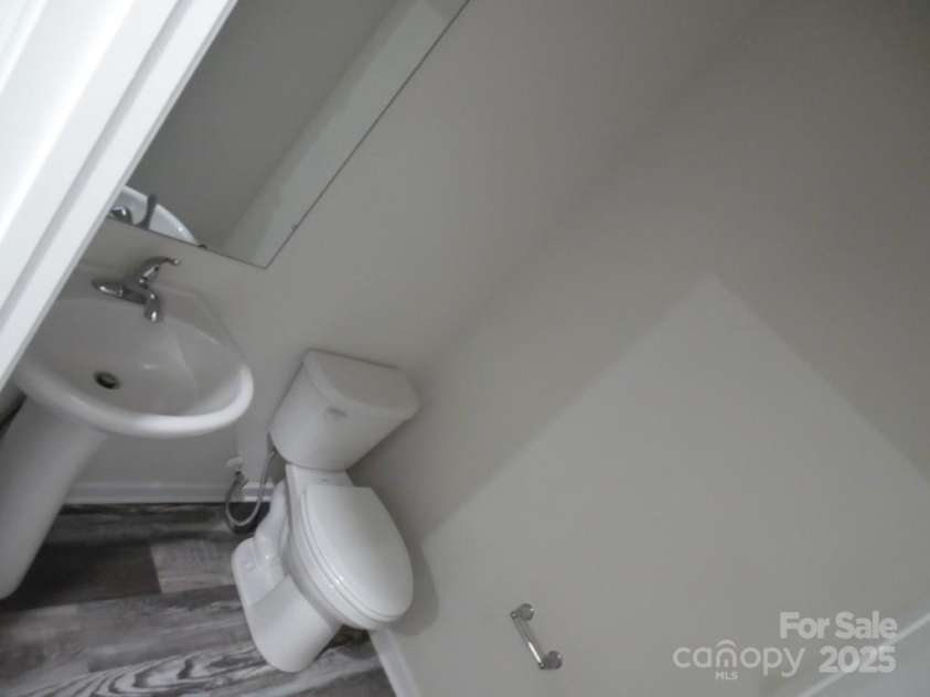 586 30th Avenue Circle, Hickory, NC 28601.  MLS# CAR4225668, YatesRealty ID 1324. Guest Bathroom