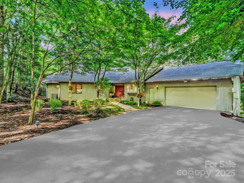 193 Downing Place, Lake Lure, NC 28746.  MLS# CAR4280208, YatesRealty ID 13248. Golf course home in Rumbling Bald on Lake Lure's Apple Valley offers easy, level access into the main level living space.