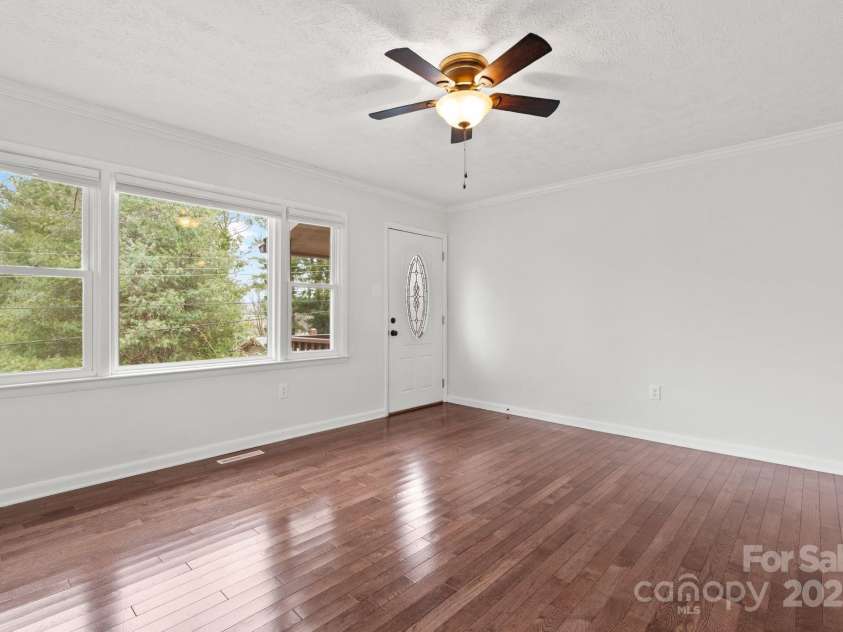 30 Oregon Avenue, Asheville, NC 28806.  MLS# CAR4227819, YatesRealty ID 13252. 