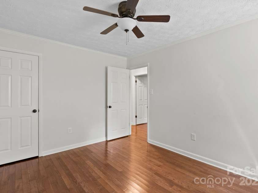 30 Oregon Avenue, Asheville, NC 28806.  MLS# CAR4227819, YatesRealty ID 13252. 