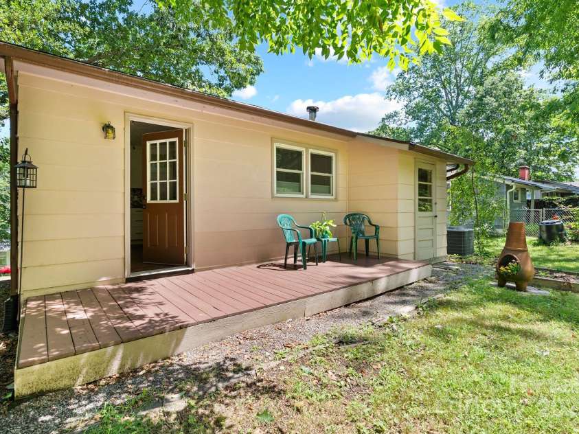 30 Oregon Avenue, Asheville, NC 28806.  MLS# CAR4227819, YatesRealty ID 13252. 