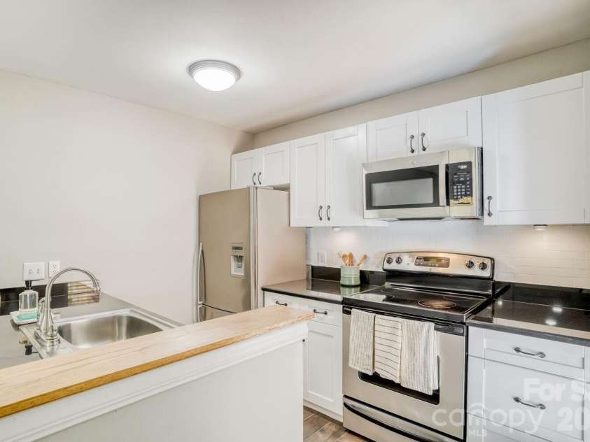 417 Church Street, Charlotte, NC 28202.  MLS# CAR4358979, YatesRealty ID 13254. Granite countertops and stainless steel appliances 