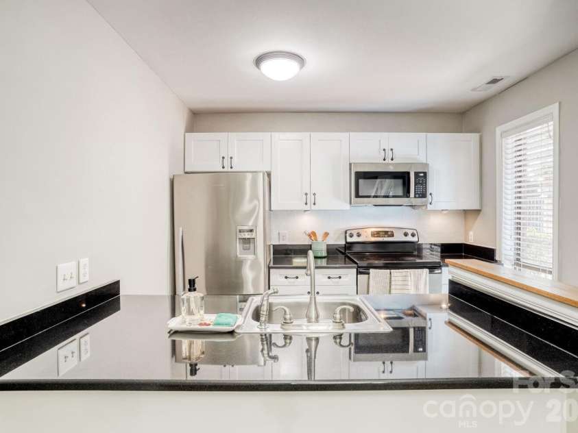 417 Church Street, Charlotte, NC 28202.  MLS# CAR4358979, YatesRealty ID 13254. Island Seating 