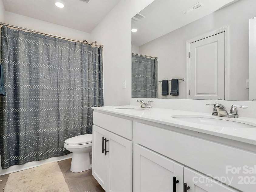 9203 Mackinaw Drive, Gastonia, NC 28056.  MLS# CAR4221927, YatesRealty ID 13254. Main Bath