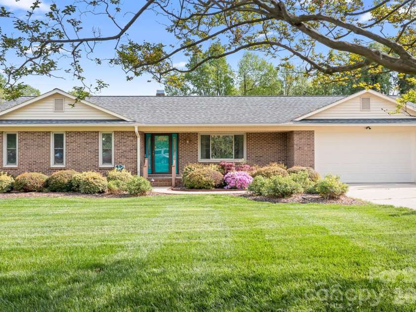 676 Sunridge Drive, Lincolnton, NC 28092.  MLS# CAR4368519, YatesRealty ID 13256. 