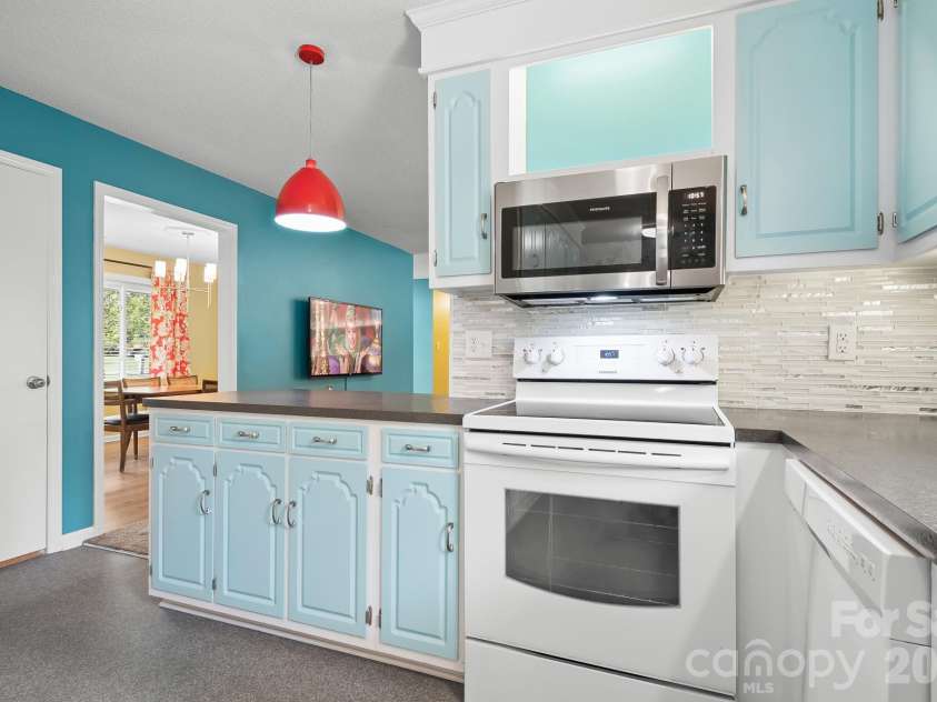 676 Sunridge Drive, Lincolnton, NC 28092.  MLS# CAR4368519, YatesRealty ID 13256. 