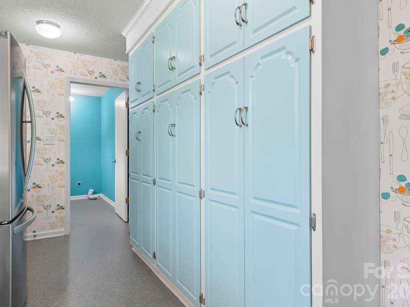 676 Sunridge Drive, Lincolnton, NC 28092.  MLS# CAR4368519, YatesRealty ID 13256. 