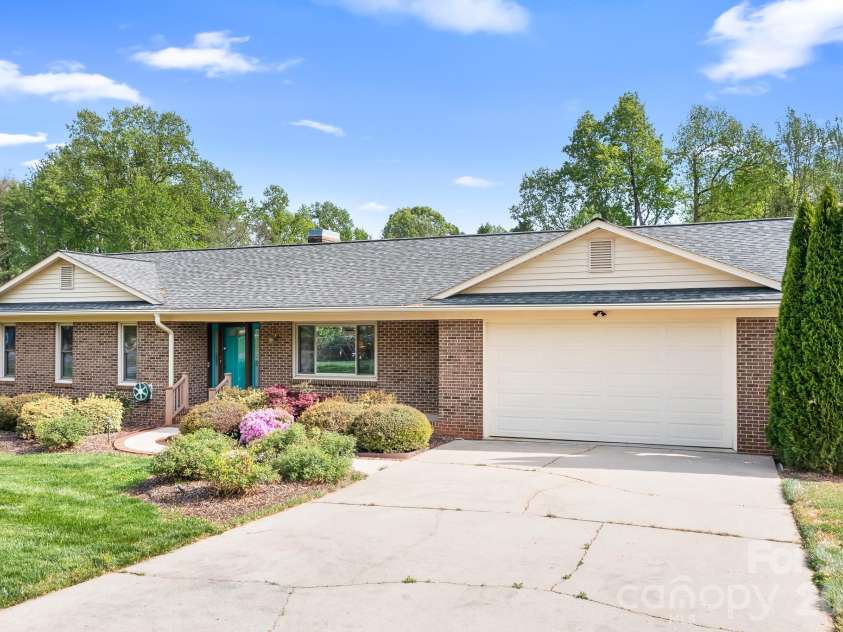 676 Sunridge Drive, Lincolnton, NC 28092.  MLS# CAR4368519, YatesRealty ID 13256. 