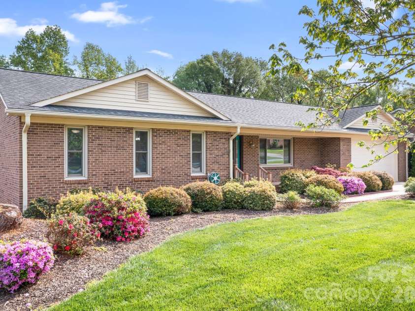 676 Sunridge Drive, Lincolnton, NC 28092.  MLS# CAR4368519, YatesRealty ID 13256. 