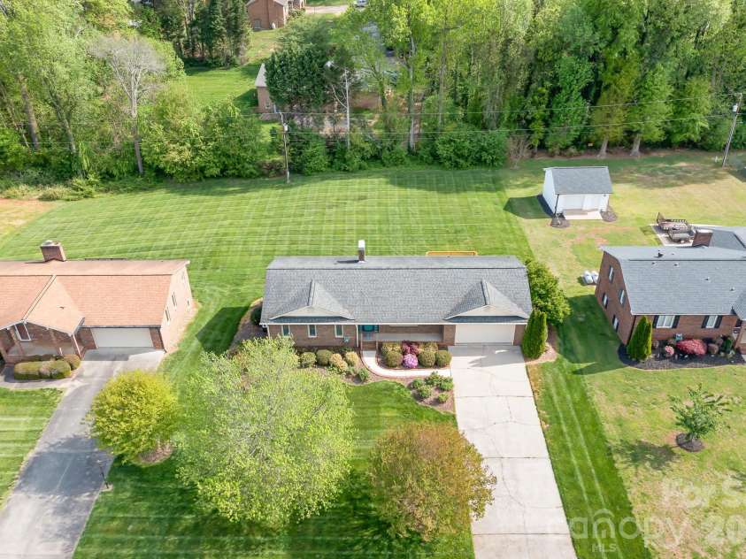 676 Sunridge Drive, Lincolnton, NC 28092.  MLS# CAR4368519, YatesRealty ID 13256. 