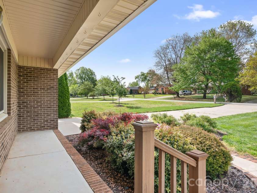 676 Sunridge Drive, Lincolnton, NC 28092.  MLS# CAR4368519, YatesRealty ID 13256. 