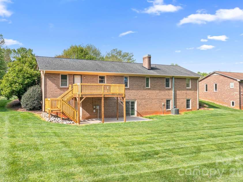 676 Sunridge Drive, Lincolnton, NC 28092.  MLS# CAR4368519, YatesRealty ID 13256. 