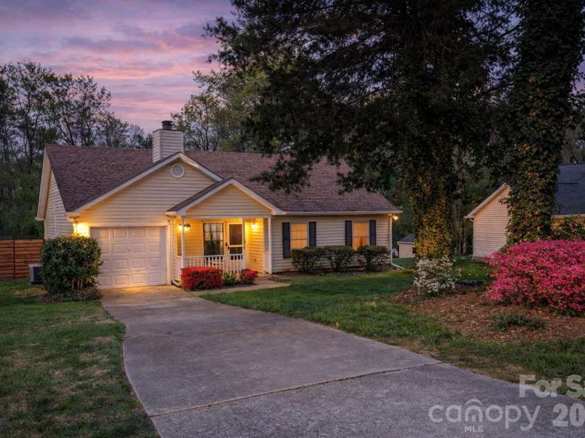 5812 Stone Bluff Court, Charlotte, NC 28214.  MLS# CAR4369652, YatesRealty ID 13257. 