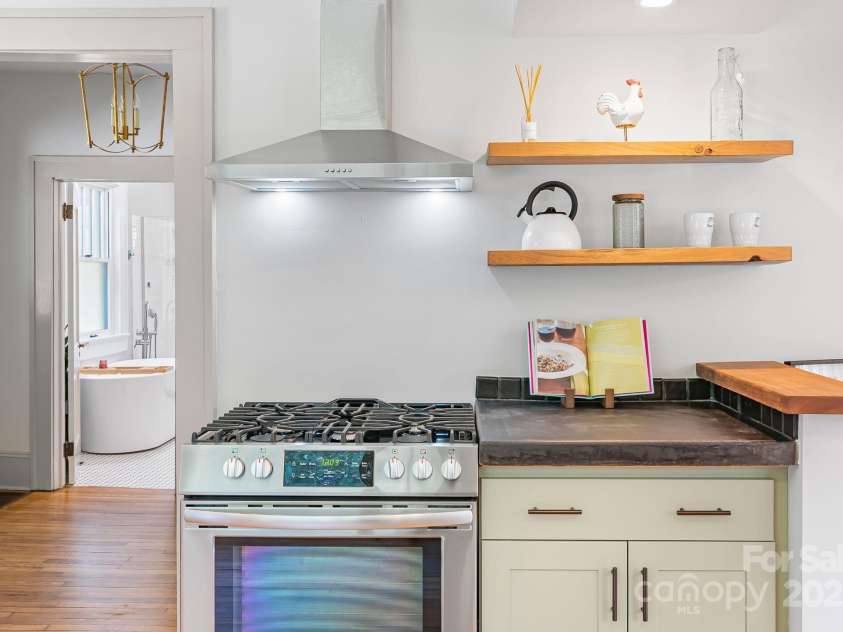 33 Mezzo Cove, Asheville, NC 28804.  MLS# CAR4288945, YatesRealty ID 13259. Floating shelves