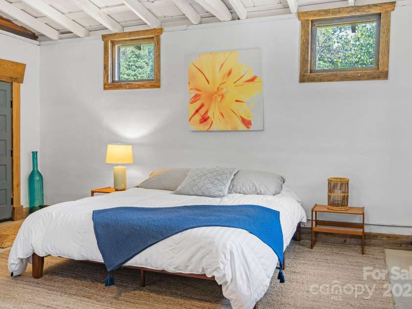 33 Mezzo Cove, Asheville, NC 28804.  MLS# CAR4288945, YatesRealty ID 13259. Space for a king-sized bed