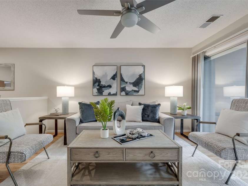 2209 Sumner Green Avenue, Charlotte, NC 28203.  MLS# CAR4254049, YatesRealty ID 13262. Family Room