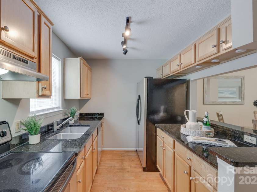 2209 Sumner Green Avenue, Charlotte, NC 28203.  MLS# CAR4254049, YatesRealty ID 13262. Kitchen