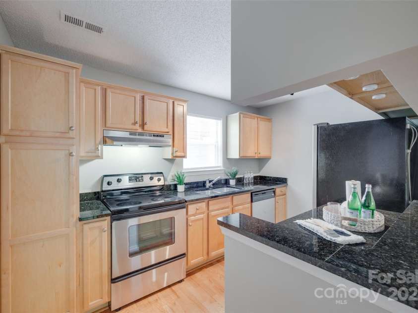 2209 Sumner Green Avenue, Charlotte, NC 28203.  MLS# CAR4254049, YatesRealty ID 13262. Kitchen with Granite Counters