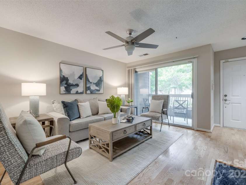 2209 Sumner Green Avenue, Charlotte, NC 28203.  MLS# CAR4254049, YatesRealty ID 13262. Spacious Family Room