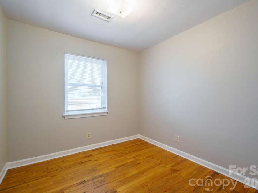 829 4th Avenue, Hickory, NC 28602.  MLS# CAR4366336, YatesRealty ID 13262. 