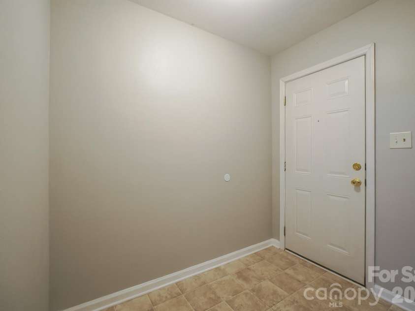 829 4th Avenue, Hickory, NC 28602.  MLS# CAR4366336, YatesRealty ID 13262. 