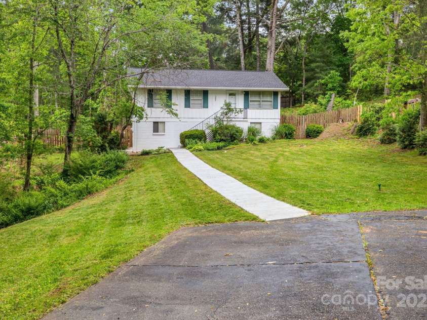 308 Melody Circle, Swannanoa, NC 28778.  MLS# CAR4255961, YatesRealty ID 13264. 