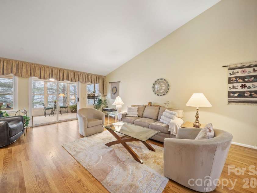5 Governors Drive, Hendersonville, NC 28791.  MLS# CAR4349901, YatesRealty ID 13265. 