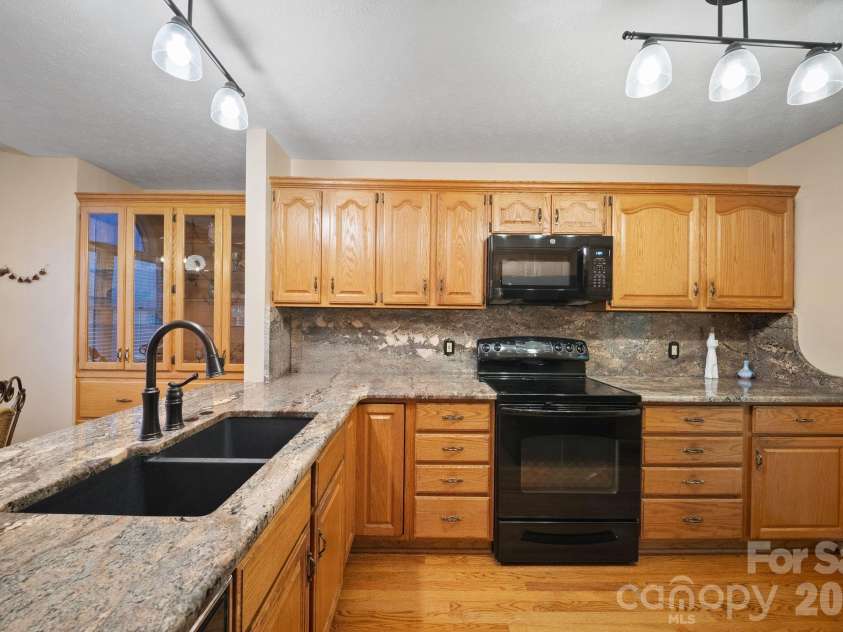 5 Governors Drive, Hendersonville, NC 28791.  MLS# CAR4349901, YatesRealty ID 13265. 