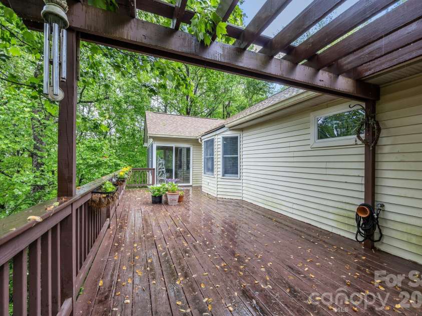5 Governors Drive, Hendersonville, NC 28791.  MLS# CAR4349901, YatesRealty ID 13265. 