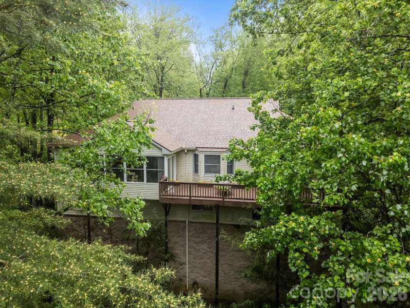 5 Governors Drive, Hendersonville, NC 28791.  MLS# CAR4349901, YatesRealty ID 13265. 