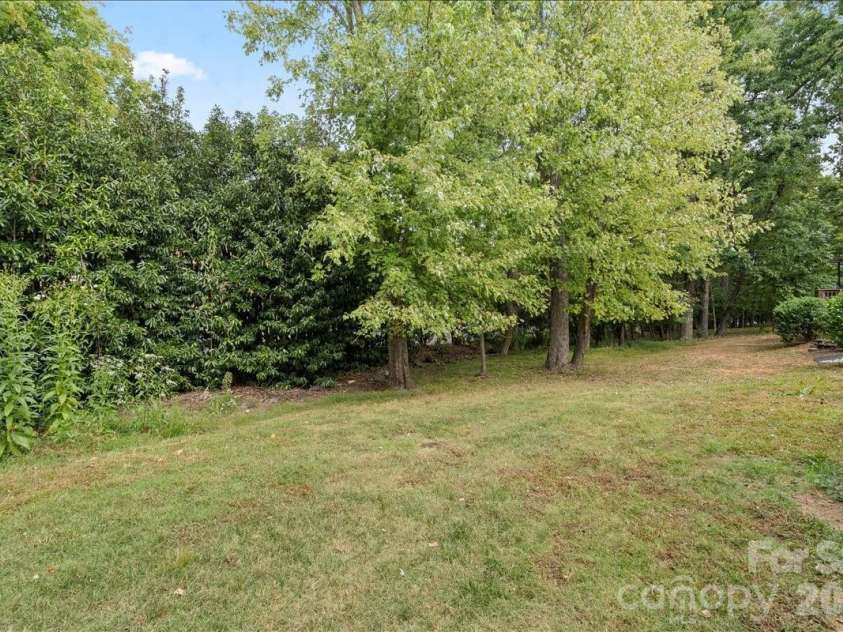 6610 Point Comfort Lane, Charlotte, NC 28226.  MLS# CAR4359736, YatesRealty ID 13266. 