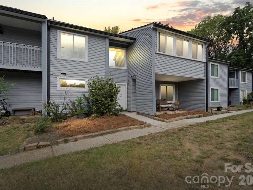 6610 Point Comfort Lane, Charlotte, NC 28226.  MLS# CAR4359736, YatesRealty ID 13266. 