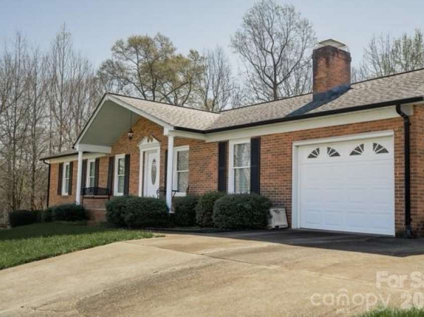 2465 Wellington Drive, Gastonia, NC 28054.  MLS# CAR4366362, YatesRealty ID 13267. 