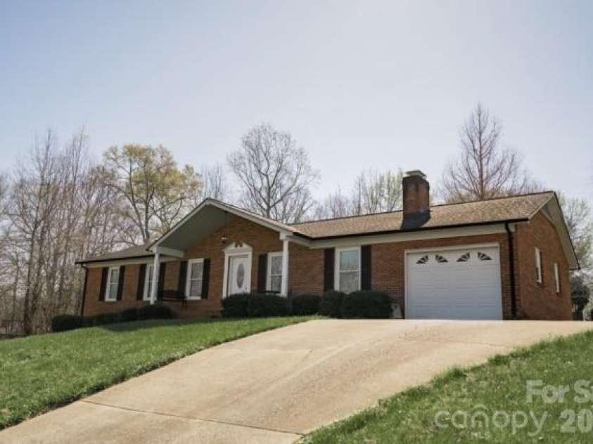 2465 Wellington Drive, Gastonia, NC 28054.  MLS# CAR4366362, YatesRealty ID 13267. 