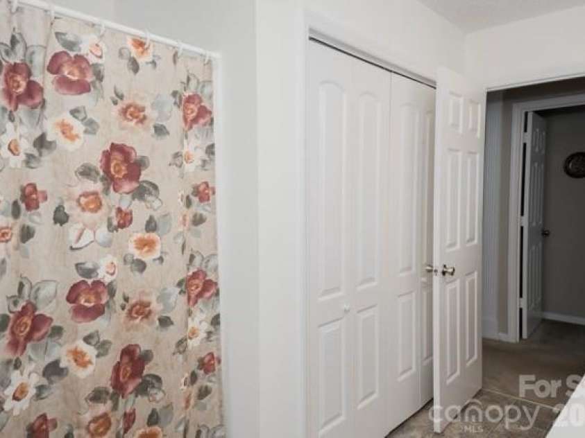 2465 Wellington Drive, Gastonia, NC 28054.  MLS# CAR4366362, YatesRealty ID 13267. 