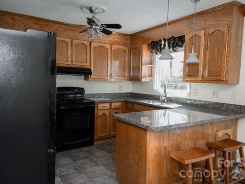 2465 Wellington Drive, Gastonia, NC 28054.  MLS# CAR4366362, YatesRealty ID 13267. 