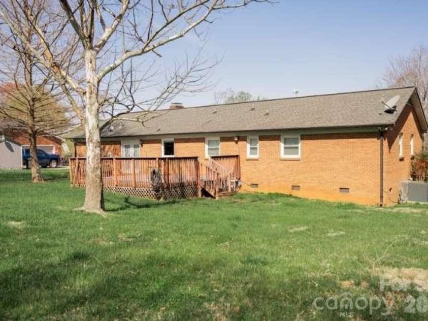 2465 Wellington Drive, Gastonia, NC 28054.  MLS# CAR4366362, YatesRealty ID 13267. 