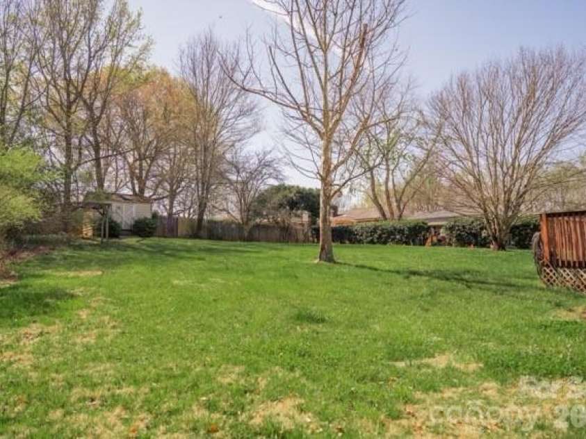 2465 Wellington Drive, Gastonia, NC 28054.  MLS# CAR4366362, YatesRealty ID 13267. 