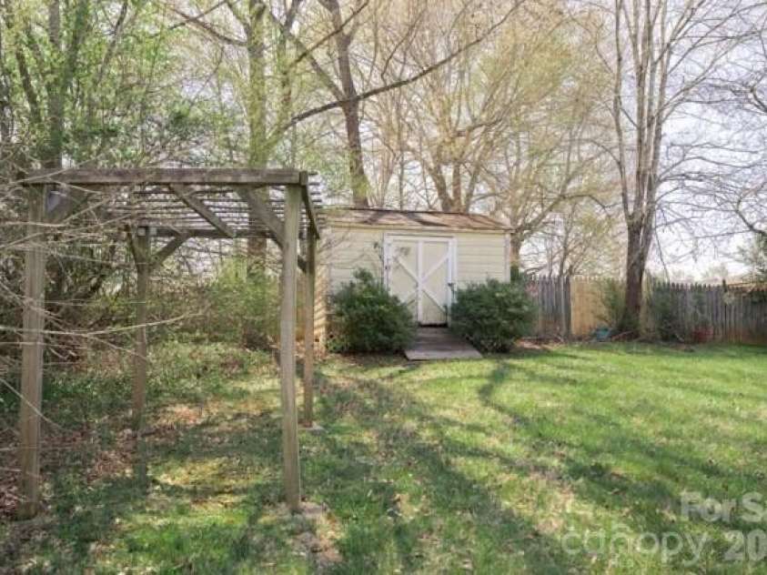 2465 Wellington Drive, Gastonia, NC 28054.  MLS# CAR4366362, YatesRealty ID 13267. 