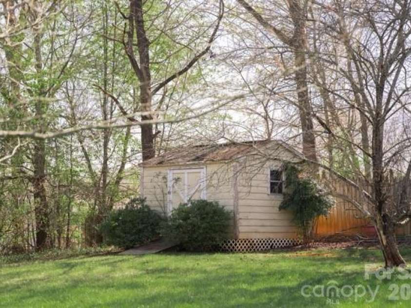 2465 Wellington Drive, Gastonia, NC 28054.  MLS# CAR4366362, YatesRealty ID 13267. 