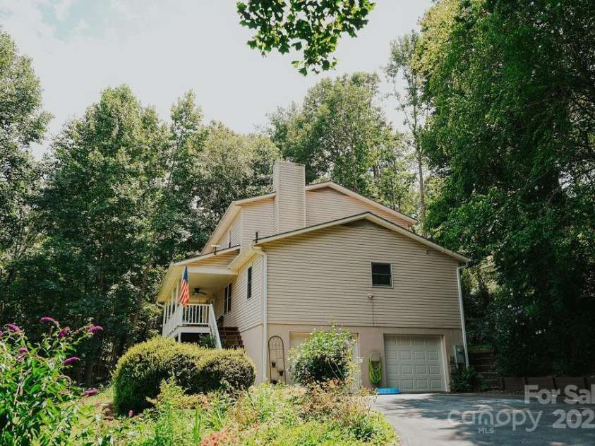 26 Morrow Drive, Fairview, NC 28730.  MLS# CAR4258027, YatesRealty ID 13269. 