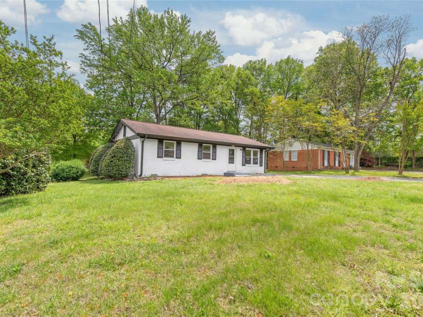 548 Drury Drive, Charlotte, NC 28206.  MLS# CAR4369468, YatesRealty ID 13272. 