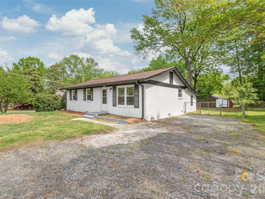 548 Drury Drive, Charlotte, NC 28206.  MLS# CAR4369468, YatesRealty ID 13272. 