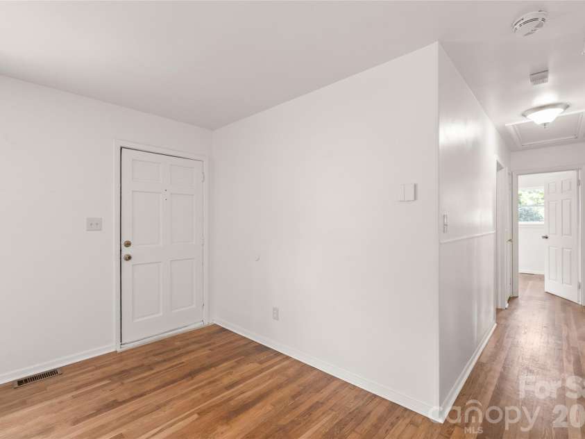 548 Drury Drive, Charlotte, NC 28206.  MLS# CAR4369468, YatesRealty ID 13272. 